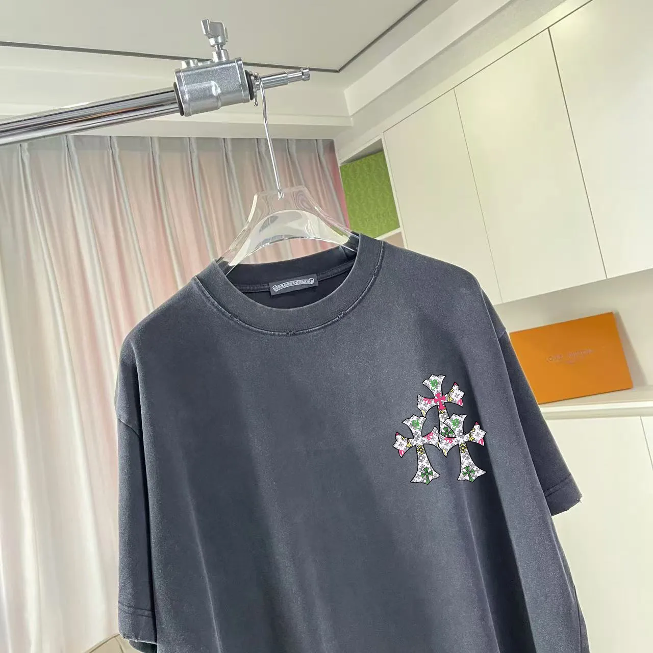 🅿️190 ch Crow* 2025 summer new style, washed, distressed, spray-painted, Sanskrit cross print, short-sleeved T-shirt, customized fabric 320g, same style for men and women, size: S M L XL XXL five sizes, color: black, gray, gradient black, gradient red